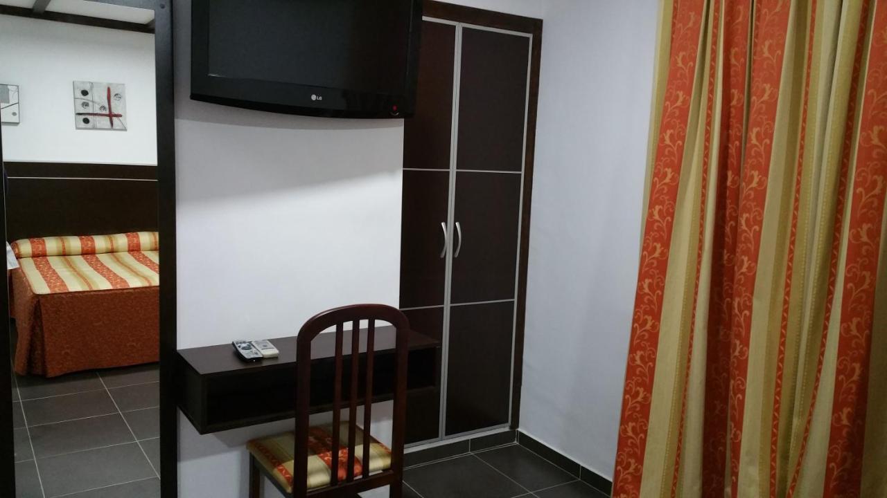 Hostal El Lirio Bollullos Par del Condado Exterior photo