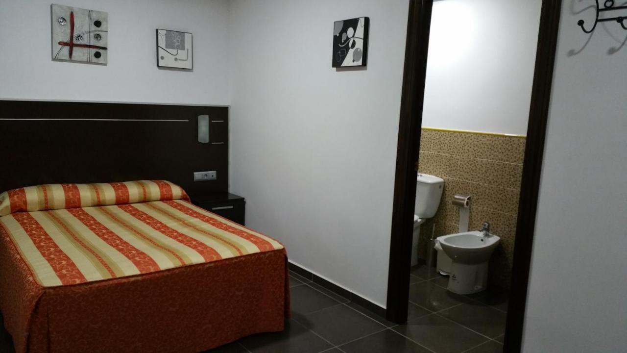 Hostal El Lirio Bollullos Par del Condado Exterior photo